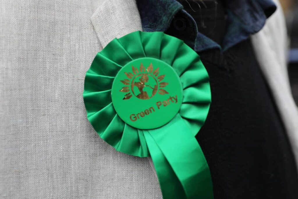 新たに選出された4人目の緑の議員が辞職し、ロンドン市民は8万ポンドの請求に直面する