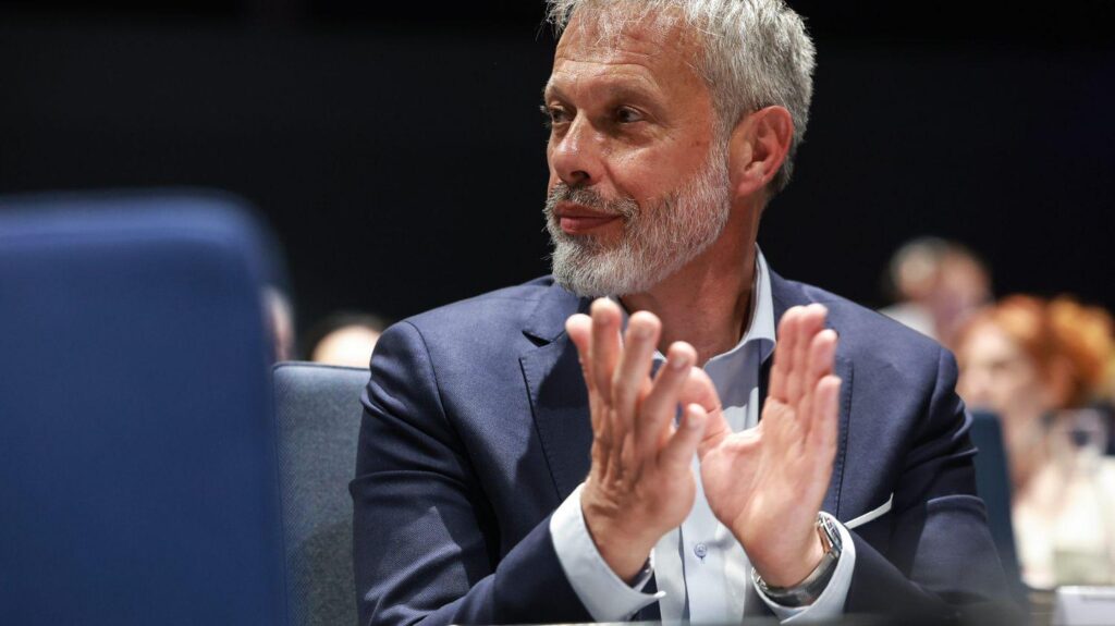 グラン・ブザンソン・メトロポールの初代RN副会長、ソーシャルネットワーク上で同性愛嫌悪、人種差別、性差別的なアカウントを作成した人物が辞任