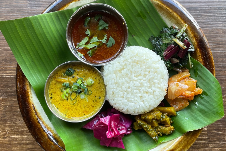 『ハイサイ!めっちゃ沖縄!2026』に登場する「インドの定食 コフタ」の沖縄食材のカレー2種盛プレート（1815円）