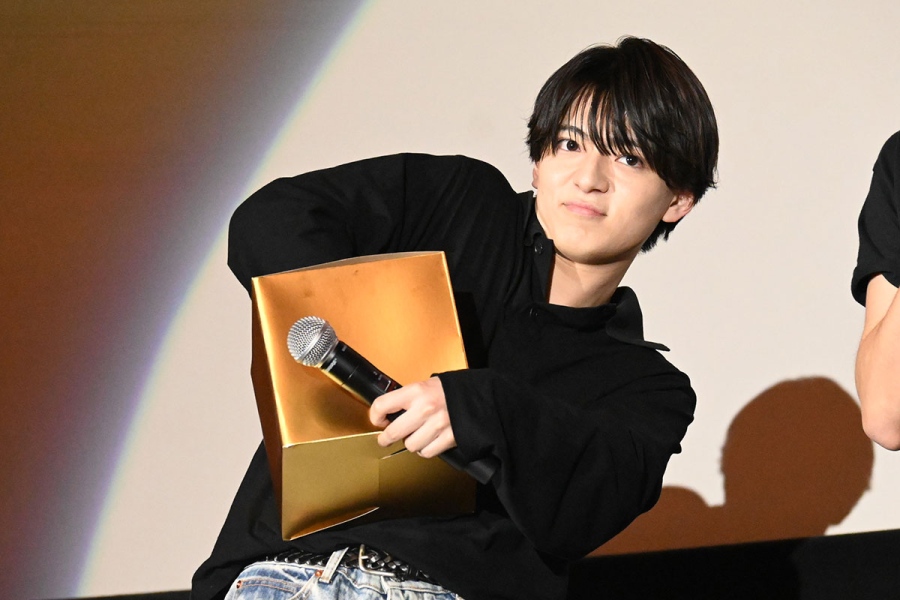 映画『おそ松さん 人類クズ化計画!!!!!?』の世界最速プレミア試写会で、ビリケンさんへの胸キュンセリフのゲームに挑む西村拓哉（5月25日・大阪市内）