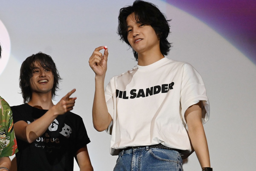 映画『おそ松さん 人類クズ化計画!!!!!?』の世界最速プレミア試写会で、ビリケンさんへの胸キュンセリフのゲームで当たってしまい、嫌そうな顔をするAぇ! group佐野晶哉（5月25日・大阪市内）