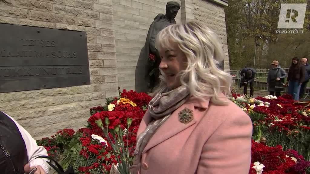 連続挑発者カレ・ロンプがアジョシャの隣でエストニアの国旗を振った
