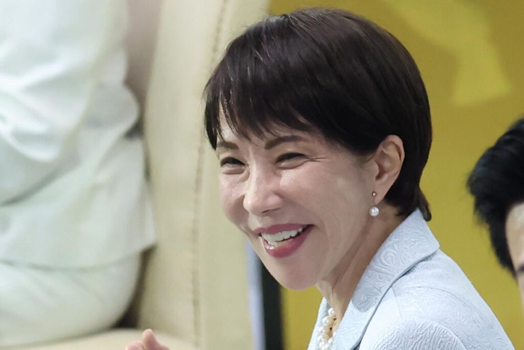 高市首相、昭和100年祝賀式典で見せた周囲との温度差 昭和ソングの演奏でノリノリの首相に対し、宮内庁職員は一切手拍子なし 式典の運営自体にも課題が残ったと指摘 ― 両陛下がお言葉を述べる機会はなかった