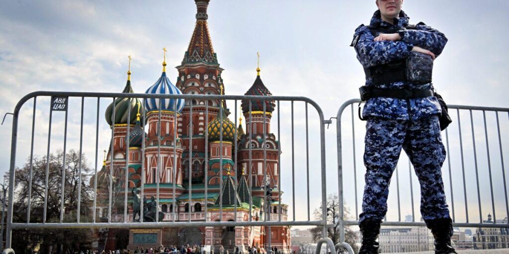 ロシア経済は見かけよりもはるかに悪く、代替GDP指標が大幅な縮小を示す中「エリート層はますます警戒している」