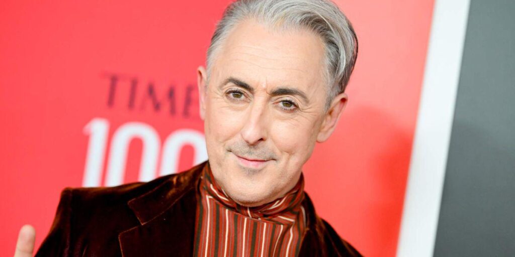 アラン・カミング氏、トランプ政権は「動揺」しており「人々は向きを変え始めている」と語る：「彼らは私たちの政府が路上で国民を殺害することを望んでいない」