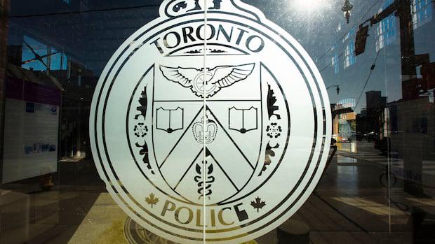 スペインで逮捕・起訴されたトロント警察官3名が有給停職処分となった。それを変える可能性があるものは次のとおりです
