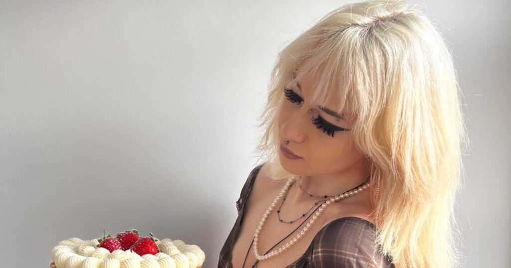 摂食障害で車椅子生活…「食べることが怖い」イギリス少女が10年の絶望の先に見つけた「唯一の希望」（遠藤 一） | FRaU