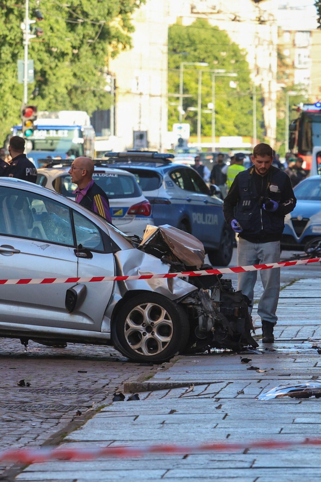 イタリアで歩行者に車突っ込む 北部モデナ、8人けが