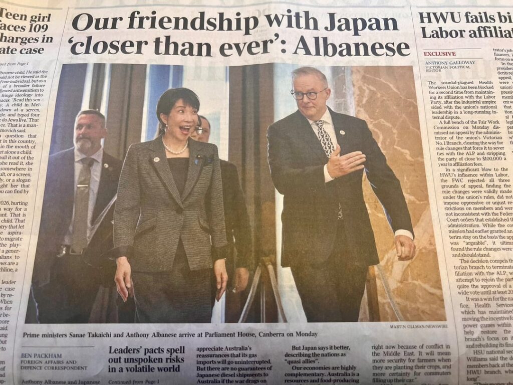 訪豪した高市首相、現地紙の一面でアホ面を晒す