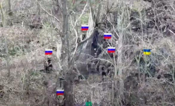 ウクライナの英雄は、ウクライナのドローンが救助に到着するまで、ロシアの空挺部隊5名による襲撃を独力で阻止した