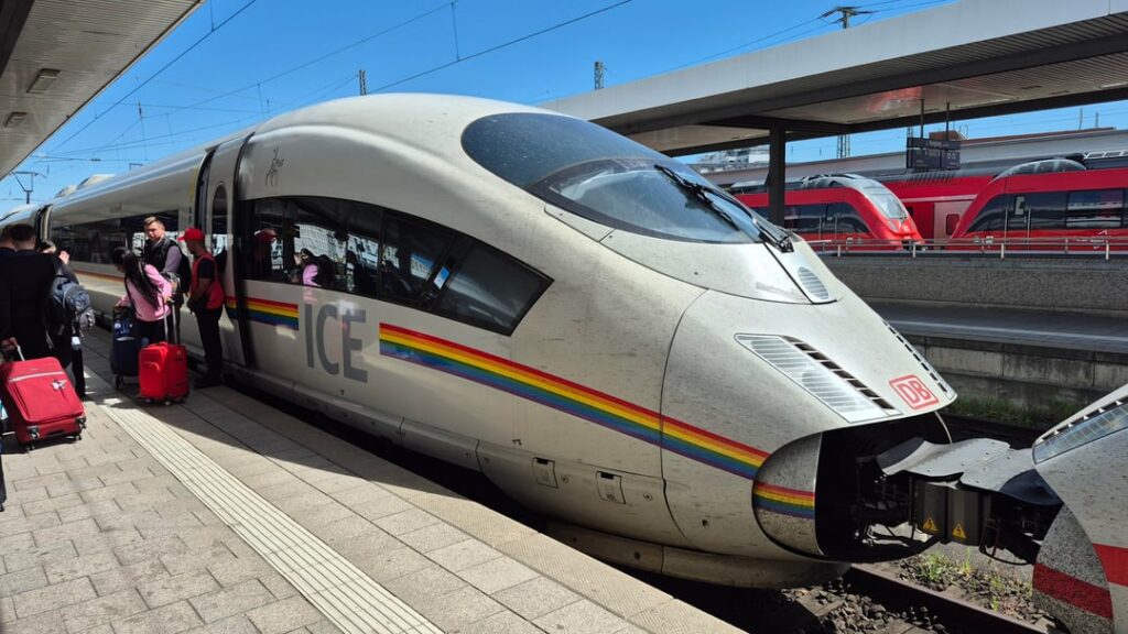 2026 年 2 月 5 日にニュルンブルク中央駅とフランクフルト中央駅で発見された ICE 3 レインボー