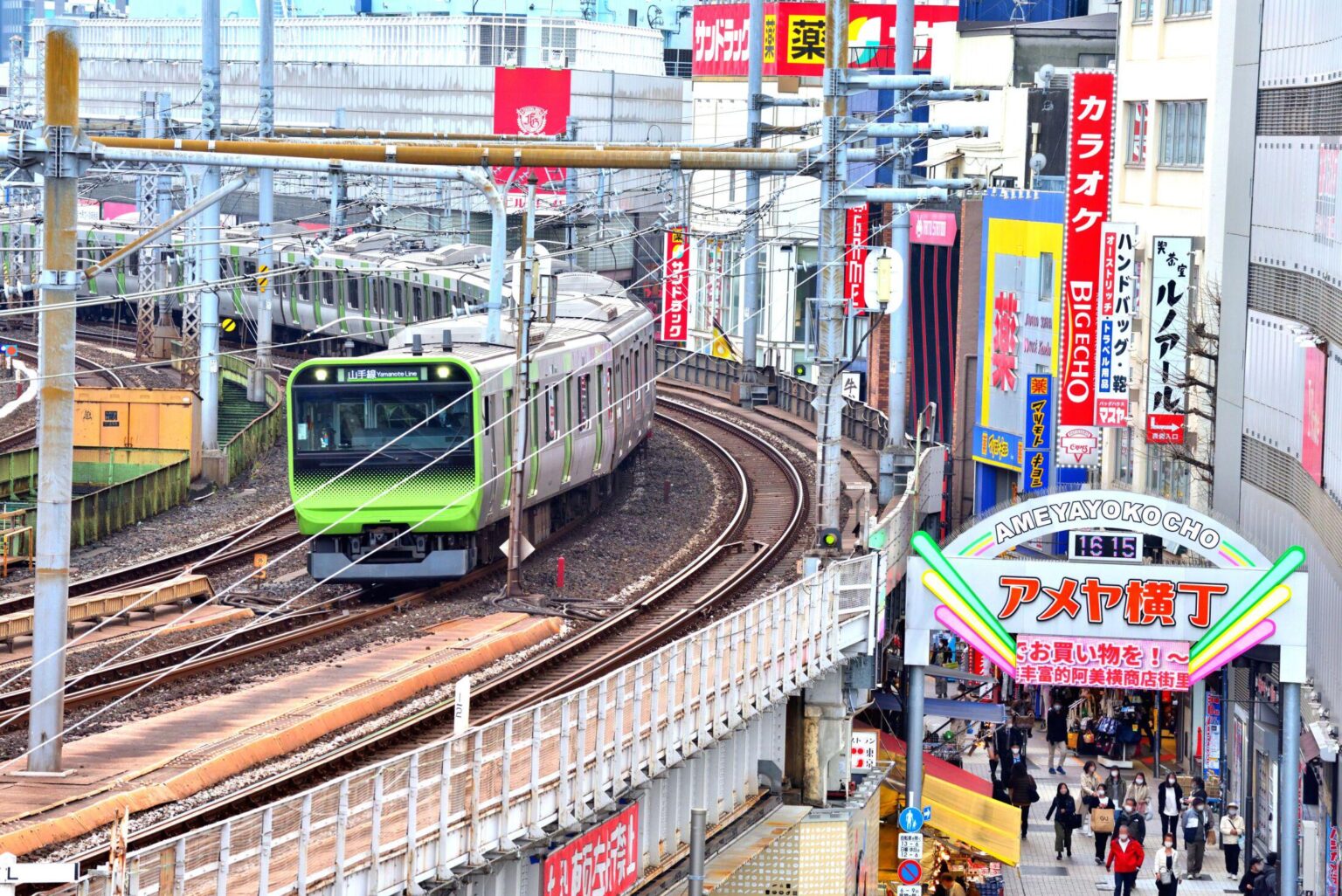 【知ってた速報】「彼らは地元の人とあまり交流せず…」上野アメ横は約半数が“外国人オーナーのお店”だった《警視庁が“一斉摘発”を実行》