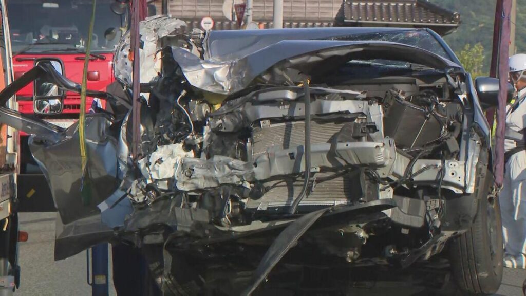 国道でミキサー車と乗用車が正面衝突…ミキサー車が畑に転落、乗用車は大破 乗用車に乗っていた70代男性が死亡 ミキサー車を運転していた女性は一時車内に閉じ込められる 鳥取県八頭町