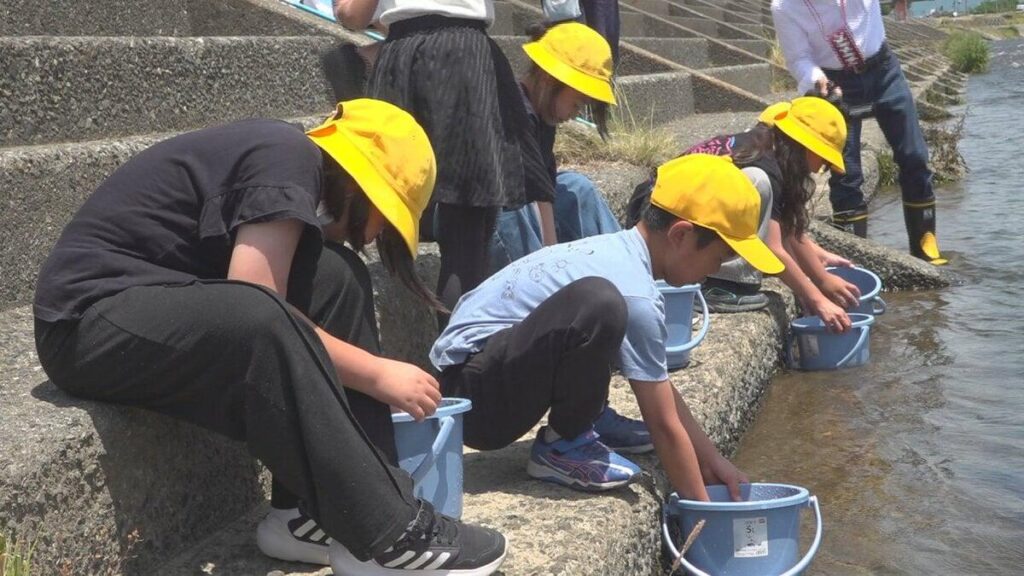 「5mくらいになってほしい」児童がアユの稚魚を放流 アユ釣りが解禁は来月20日 山梨・笛吹川