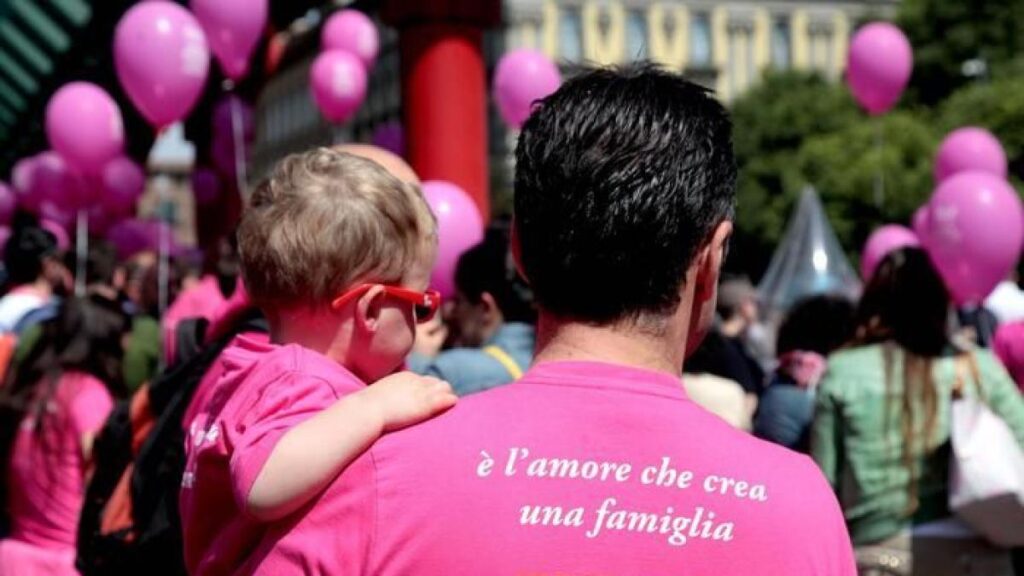 イタリアで初めて、生まれてから育ててくれた父親2人と、彼を産んだ母親の3人の親から生まれた子どもが認定された。