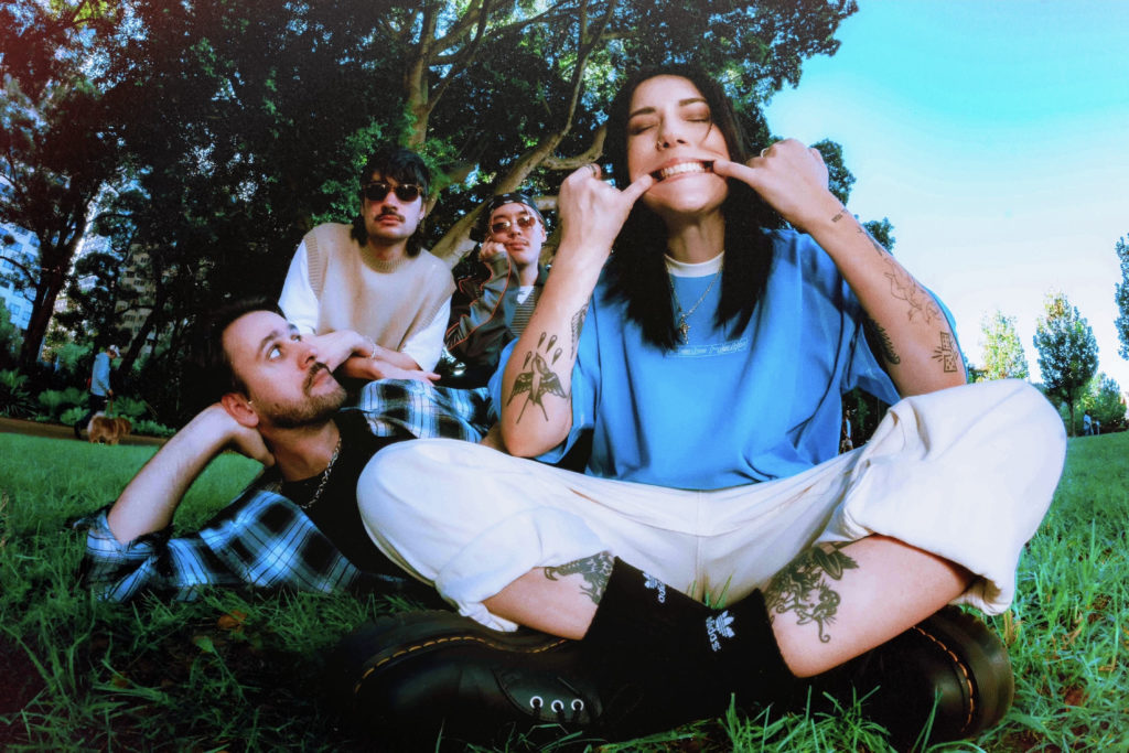 オーストラリアのポップパンクバンド “Stand Atlantic”、新曲「Velcro」公開 | PUNKLOID オーストラリアのポップパンクバンド "Stand Atlantic"、新曲「Velcro」公開 | PUNKLOID