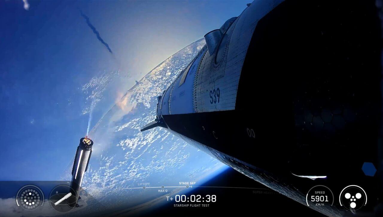 分離したSuper Heavy（スーパーヘビー）ブースター（左）と、Starship（スターシップ）宇宙船。SpaceXのライブ配信から（Credit: SpaceX）