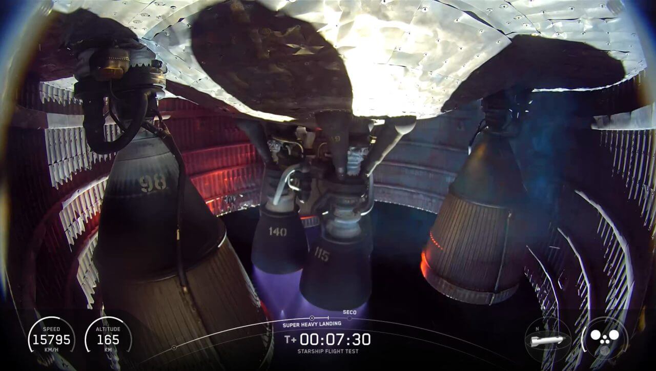上昇燃焼中のStarship（スターシップ）宇宙船のエンジン搭載部分。右端のエンジン周辺に、白いガスがただよっているように見える。SpaceXのライブ配信から（Credit: SpaceX）