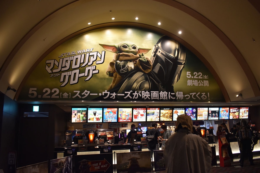 大阪の映画館「TOHOシネマズ梅田」は、『スター・ウォーズ／マンダロリアン・アンド・グローグー』一色に（5月21日・大阪市内）