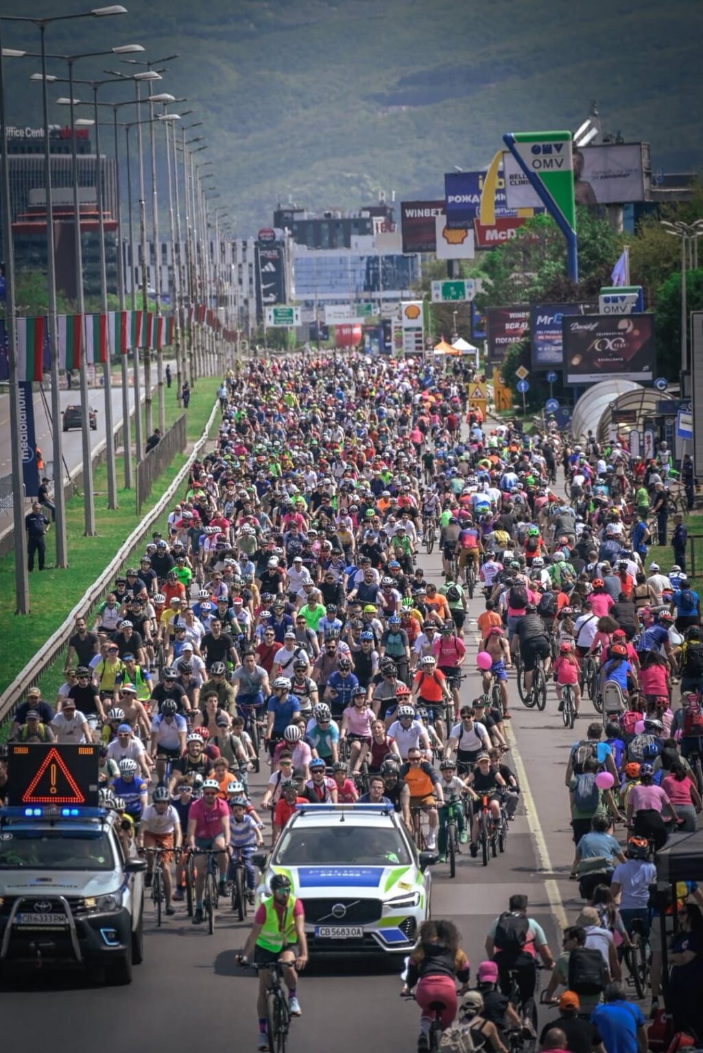昨日、ソフィアンたちは自転車選手が神話上の生き物ではないことを示しました - 25,000 人が「ソフィアがジロに乗る」行列に参加しました。