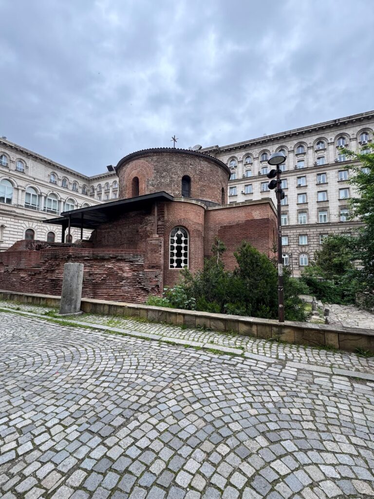 ソフィアが本当に上手にやっていることの 1 つは、ローマの遺跡とソビエトの建築を組み合わせることです。