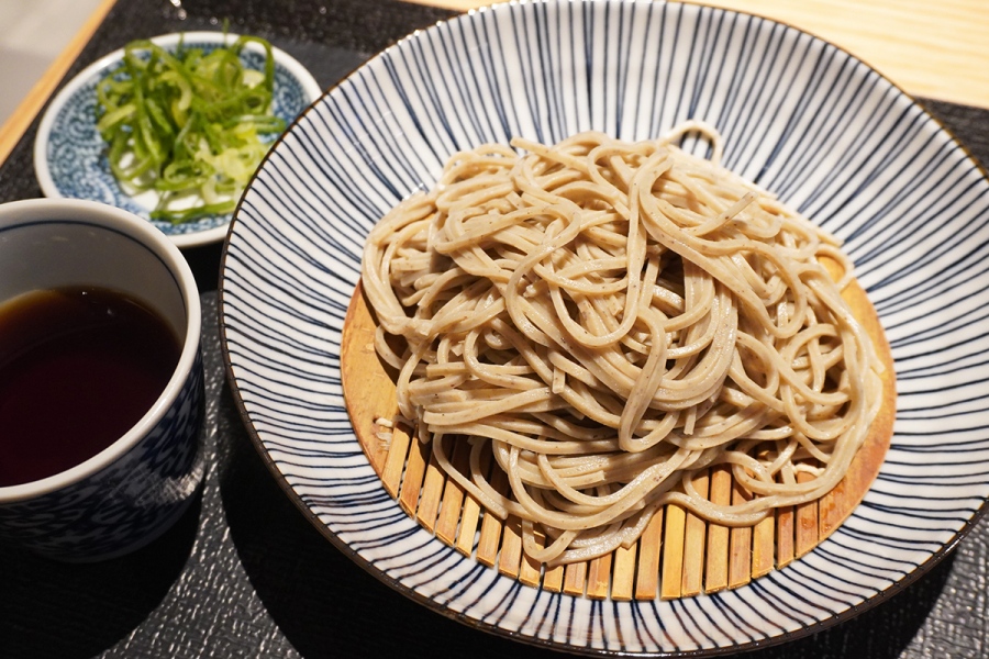 「よーじや」による飲食店。昼は500円〜とリーズナブルに楽しめる「十割蕎麦専門店 10そば」として営業。写真は「国産そば粉100%の十割そば」（500円）も（Lmaga.jp撮影）