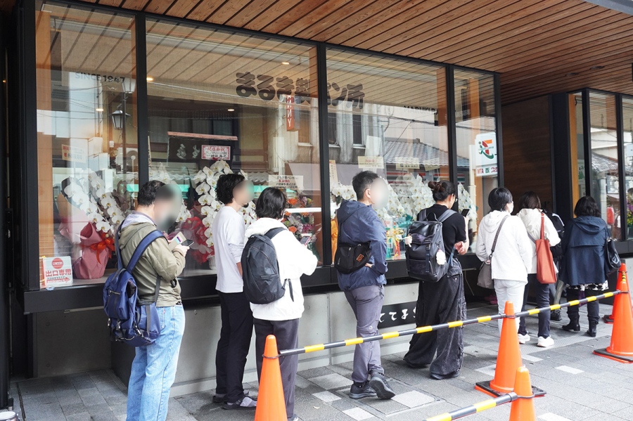 「ててまち」にオープンした「まるき製パン所」の行列（Lmaga.jp撮影）