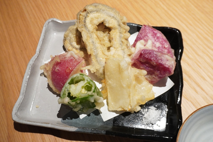 「26ダイニング」の本日の野菜天ぷら（1180円）は京都産のものがずらり（Lmaga.jp撮影）