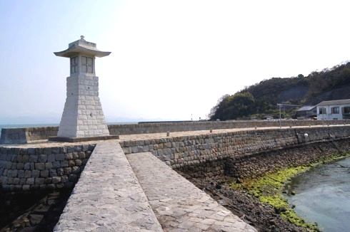 御手洗の印象的な真っ白な 高灯籠