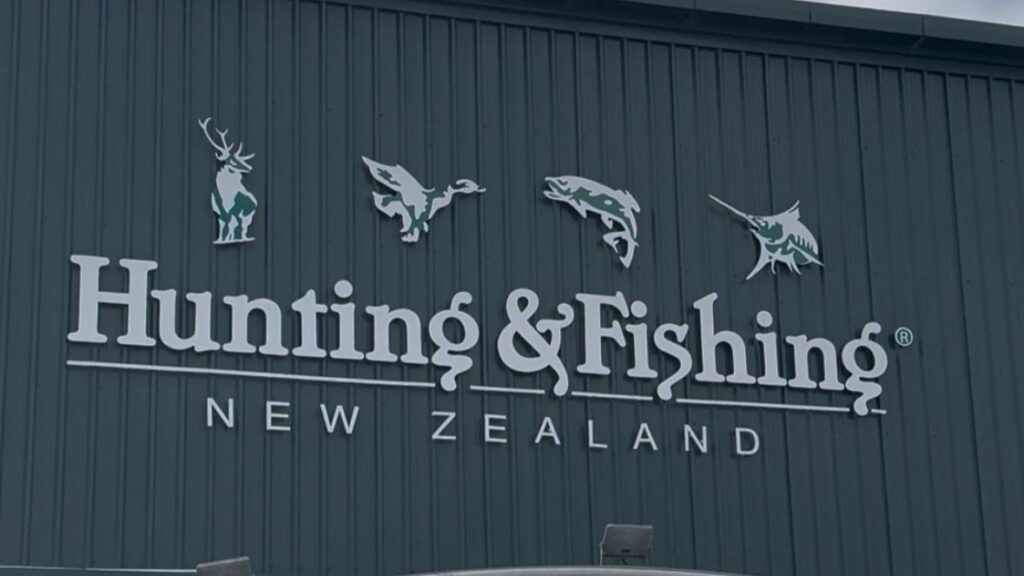 えっ、釣具店の半分が狩猟用品？NZで見えたアウトドア文化の違い（リコ） - エキスパート - Yahoo!ニュース