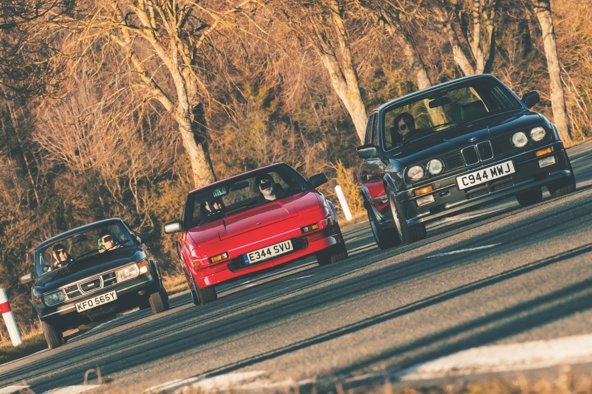 トラヴェルセ・ド・パリへ向かう英国編集部のBMW 325iとトヨタMR2、サーブ99