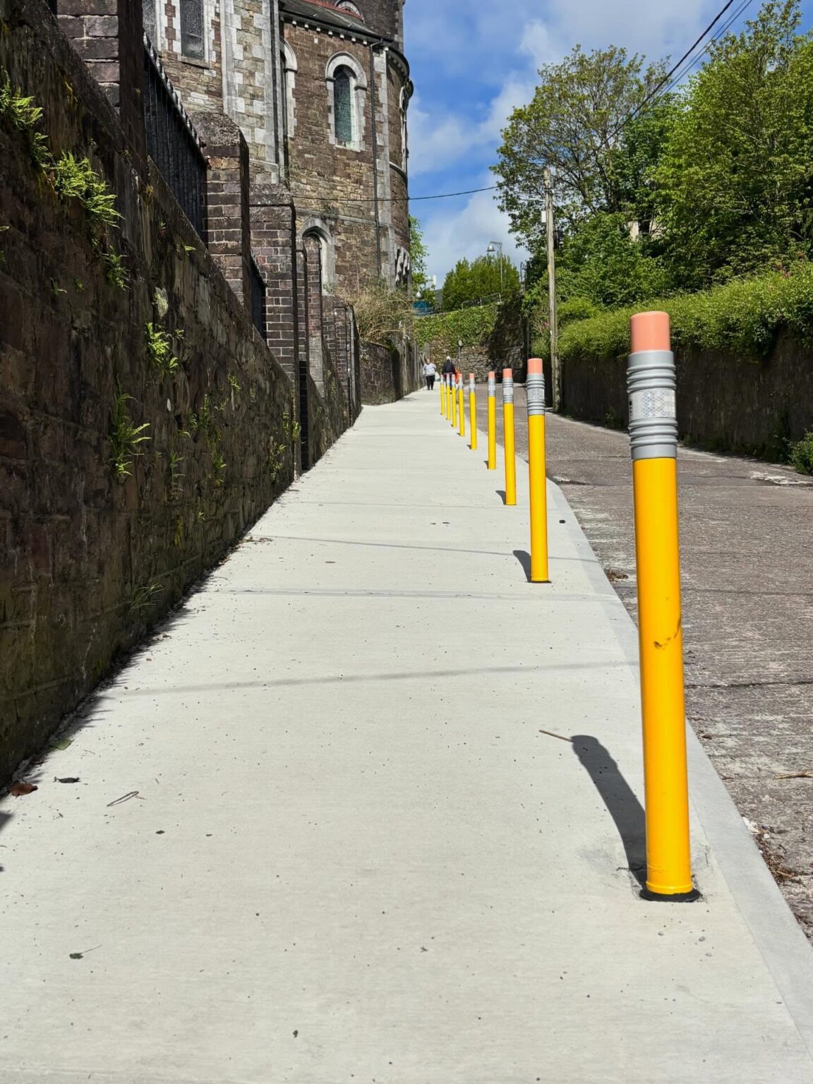アイルランドでは、学校の外の歩道を保護するために、鉛筆のようにデザインされたボラードの使用が始まりました。