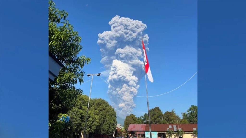 インドネシアで火山噴火 3人死亡、複数の行方不明者 - CNN