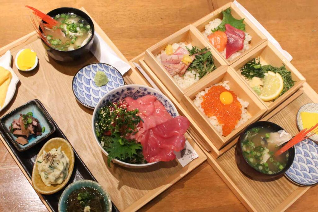 沖縄県産美らマグロと高知県産生本マグロの夢の共演！オーナーの目利きが光る「魚の屯場 うおたむ」の豪華マグロ丼と自分好みのカスタム丼を堪能（那覇市）