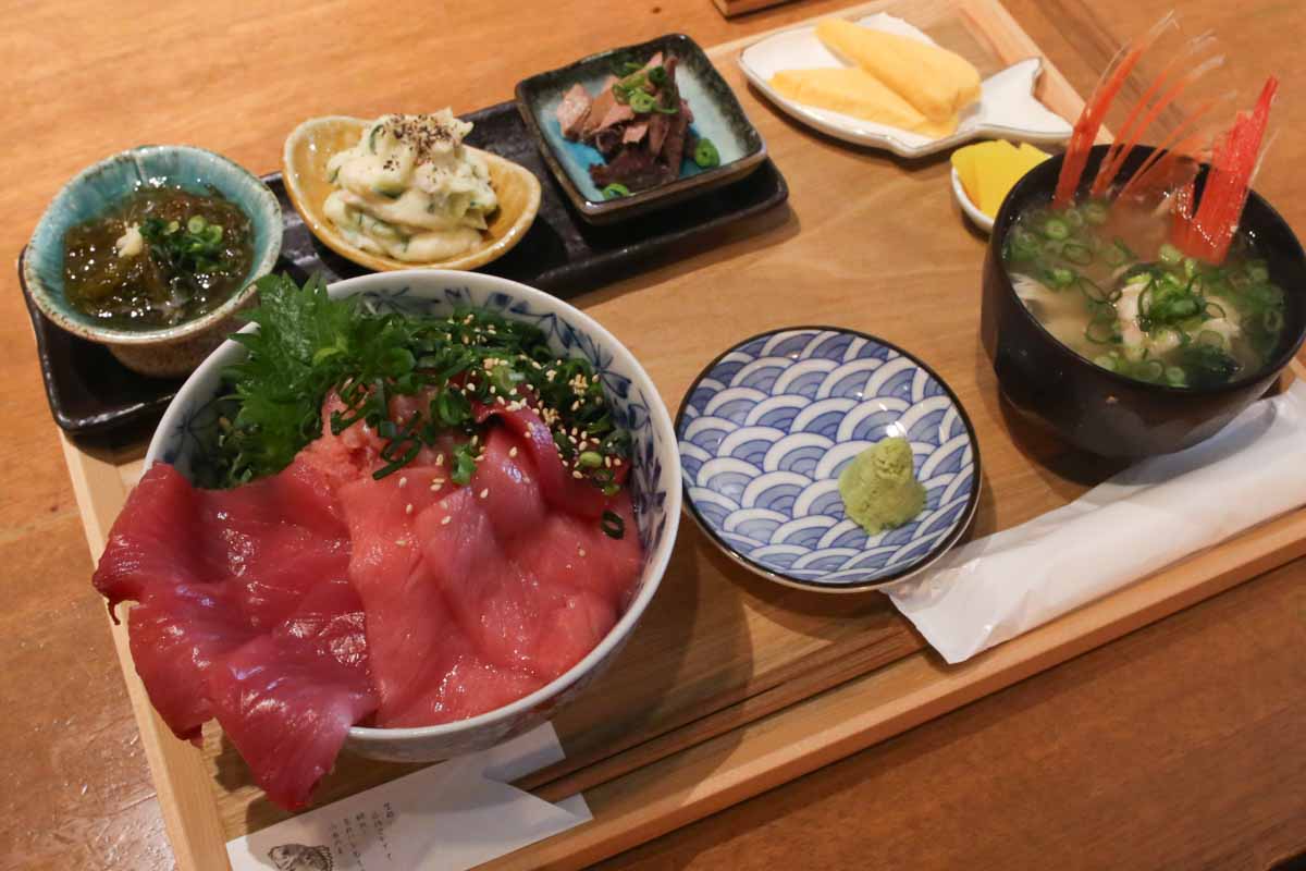沖縄県産美らマグロと高知県産生本マグロの夢の共演！オーナーの目利きが光る「魚の屯場 うおたむ」の豪華マグロ丼と自分好みのカスタム丼を堪能（那覇市）