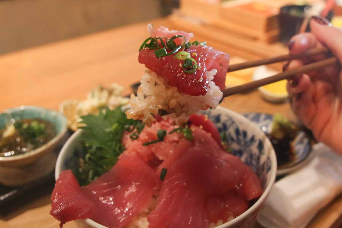 沖縄県産美らマグロと高知県産生本マグロの夢の共演！オーナーの目利きが光る「魚の屯場 うおたむ」の豪華マグロ丼と自分好みのカスタム丼を堪能（那覇市）