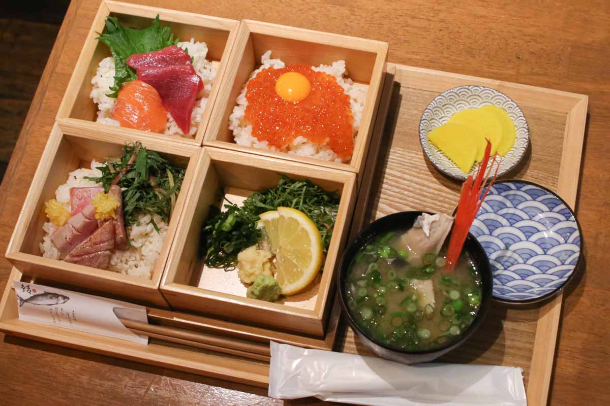 沖縄県産美らマグロと高知県産生本マグロの夢の共演！オーナーの目利きが光る「魚の屯場 うおたむ」の豪華マグロ丼と自分好みのカスタム丼を堪能（那覇市）