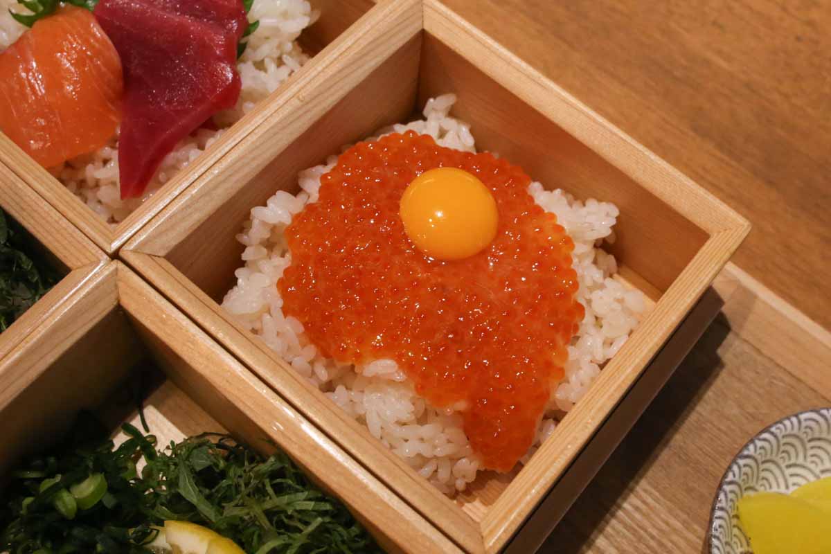 沖縄県産美らマグロと高知県産生本マグロの夢の共演！オーナーの目利きが光る「魚の屯場 うおたむ」の豪華マグロ丼と自分好みのカスタム丼を堪能（那覇市）