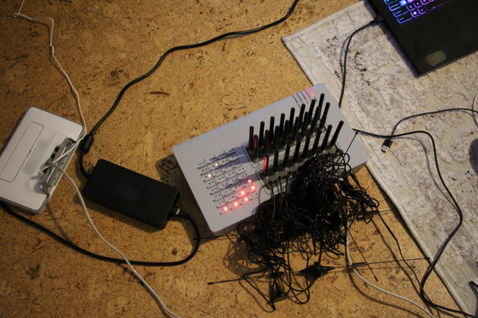 24時間手錠をかけられる。警察は詐欺電話のSIMボックスを傍受するケースが増えている 24時間手錠をかけられる。警察は詐欺電話のSIMボックスを傍受するケースが増えている