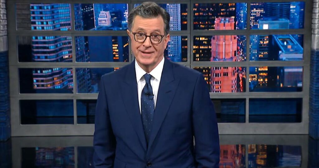 スティーブン・コルベアの感動的な別れは、深夜の司会者が「CBSイブニングニュース」の新アンカーについてジョークを飛ばしたことによる意図的な放送停止のおかげで、CBSでは報道されなかったという。
