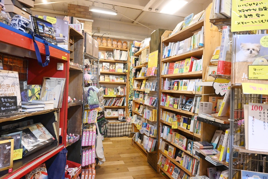 新京極店のこだわりとして、本のコーナーが充実している