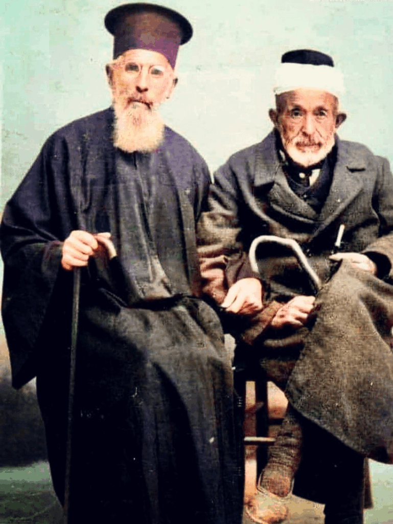 1940年キプロスにてギリシャ系キプロス人の司祭とトルコ系キプロス人のイマーム