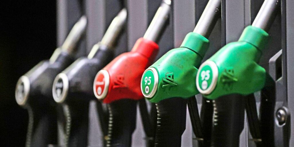 最近の調査によると、燃料価格の高騰により自動車の利用が減速している