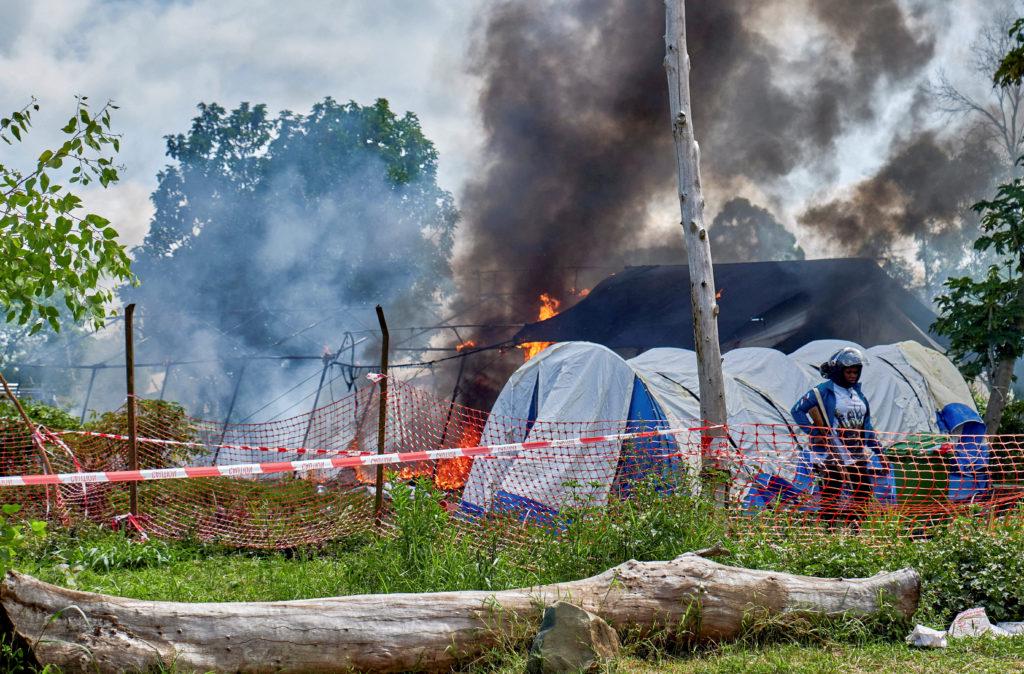 コンゴで治療テントに2度目の放火、エボラ出血熱疑い患者18人が逃走