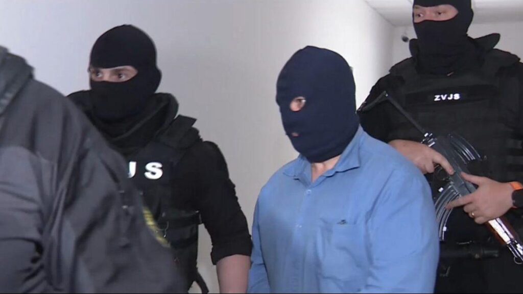 J・クチャク殺害事件におけるZ・アンドルスコの証言は新たな告発をもたらし、警察や政治家の上層部にまで届きました。 T. ガスパールは彼を殺すと脅したとされる。 J・クチャク殺害事件におけるZ・アンドルスコの証言は新たな告発をもたらし、警察や政治家の上層部にまで届きました。 T. ガスパールは彼を殺すと脅したとされる。