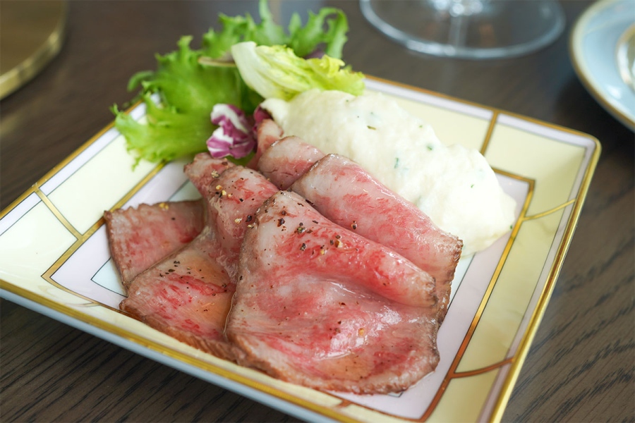 オプションメニュー「ガラ・クラシック 神戸牛ローストビーフ シルクマッシュとグレイビー」（追加料金3000円）（4月27日撮影／Lmaga.jp編集部）