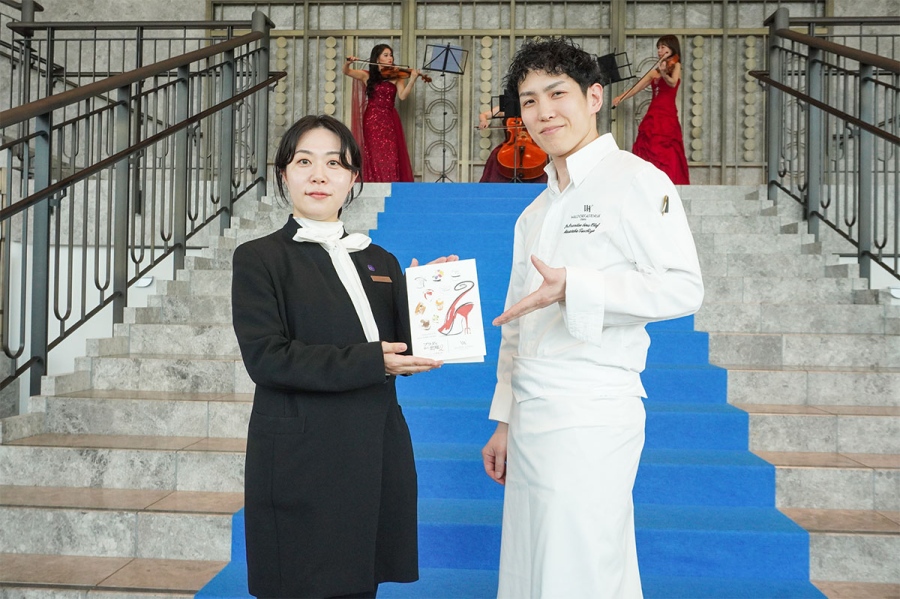 今回のアフタヌーンティーのイラストを手がけた山本温美さんと、メニューを考案したエグゼクティブ・スーシェフ 土谷真敬さん（4月27日撮影／野村真帆）