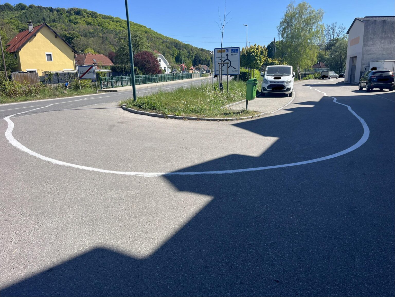 道路上の奇妙な（ガイドライン？）線