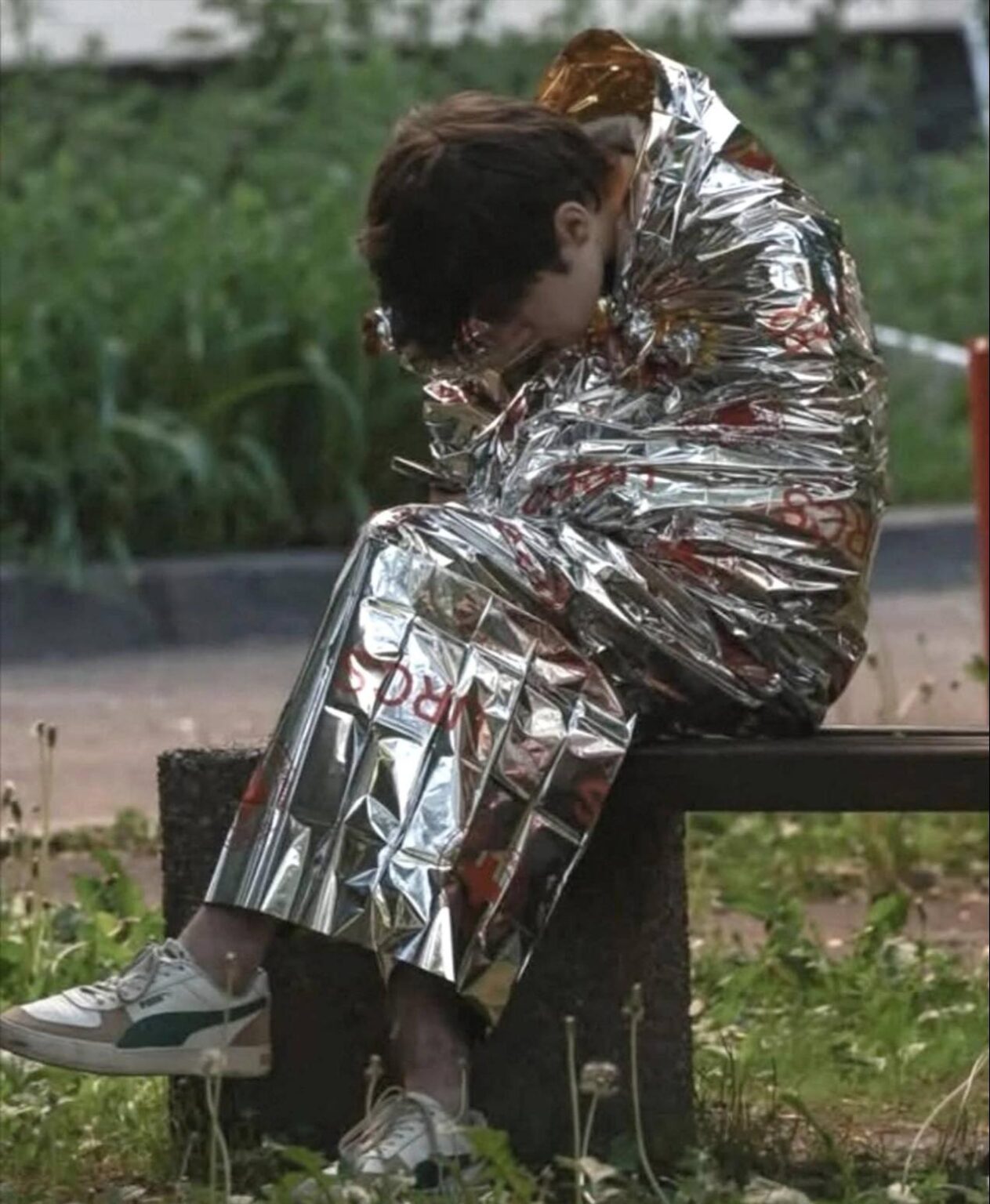 昨日、キエフにあるイホルさんのアパートがロシアのミサイルで爆撃された。彼は携帯電話だけを持って逃走し、短パン、Tシャツ、スニーカーだけを履いていた。それ以外のものはすべて遺跡に埋められました。