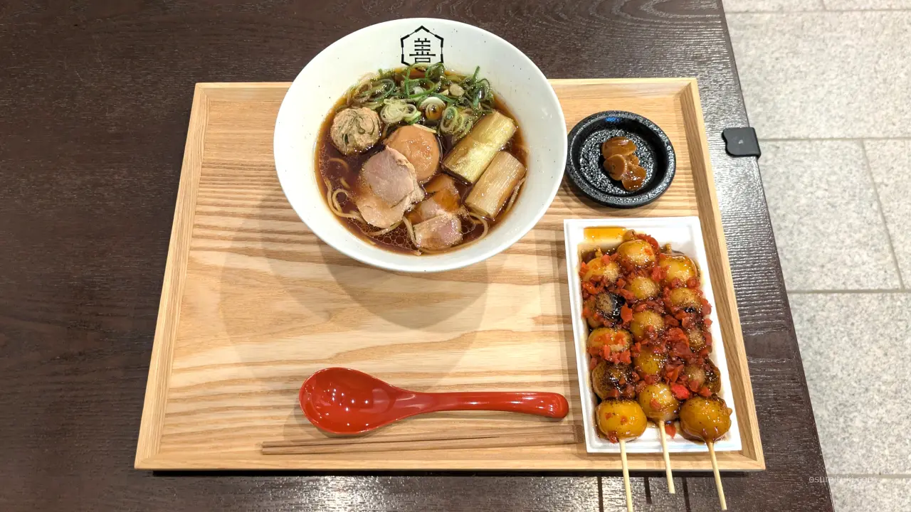 注文したのは「京都鴨ラーメン（梅付き）」